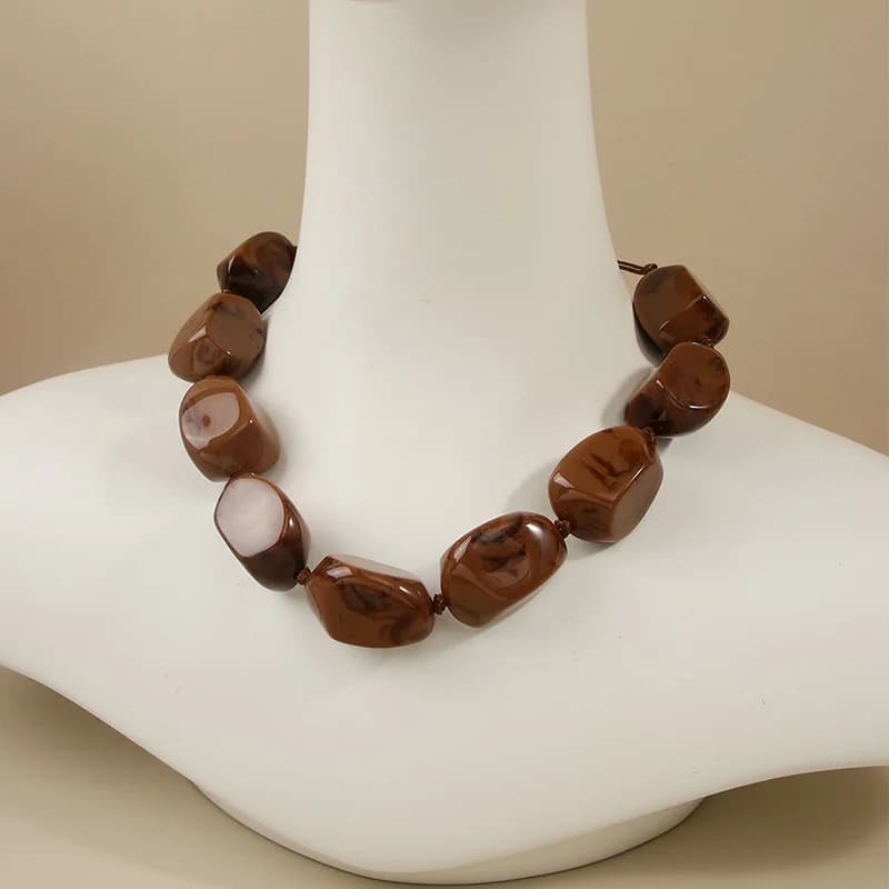 Ruskea hartsikoru boheemi choker-korukaulakoru