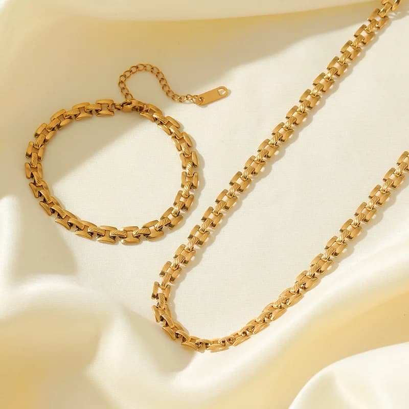 Kullanvärinen geometrinen ketkunecklace ja ranneke -setti