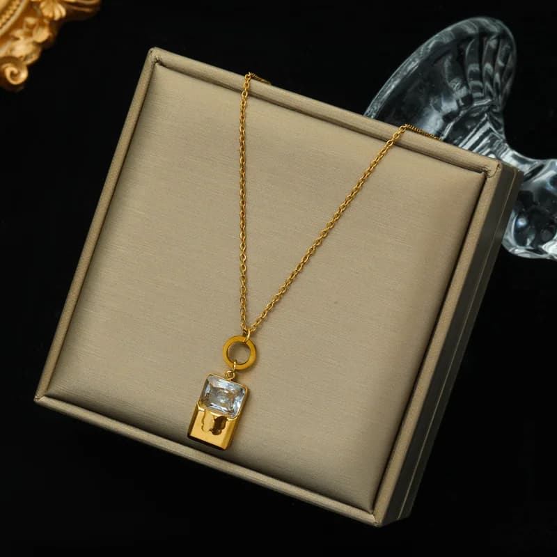 Paksu kultainen ketjukaulakoru (choker)