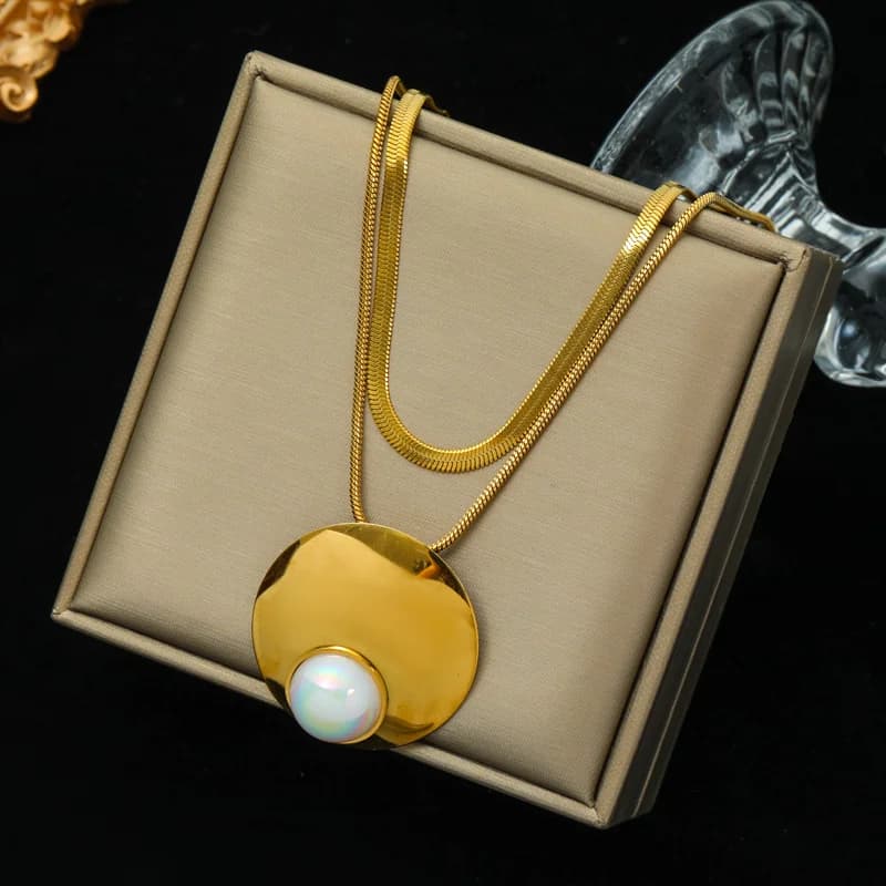 Paksu kultainen ketjukaulakoru (choker)