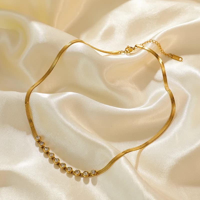 Kultainen sirkonikiviketju, choker-kaulakoru