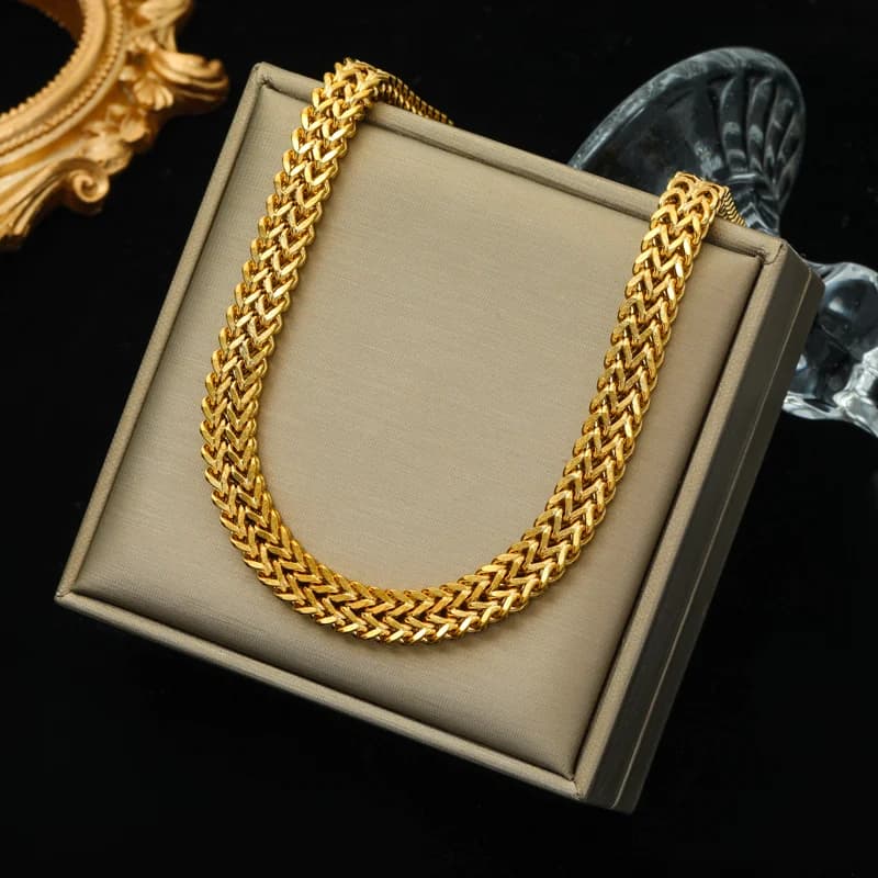 Paksu kultainen ketjukaulakoru (choker)