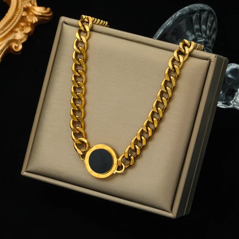 Paksu kultainen ketjukaulakoru (choker)