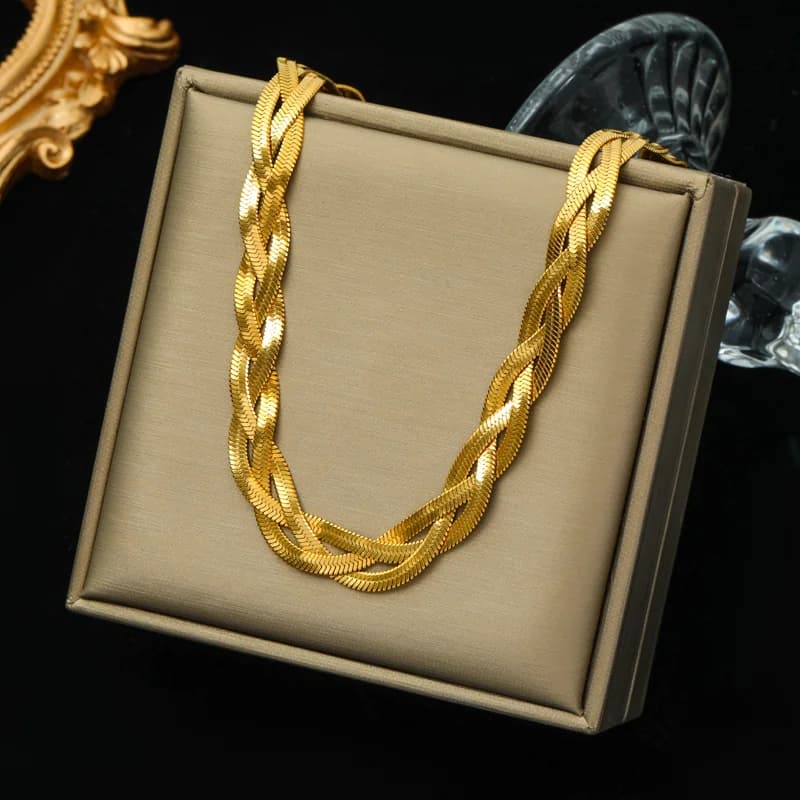 Paksu kultainen ketjukaulakoru (choker)